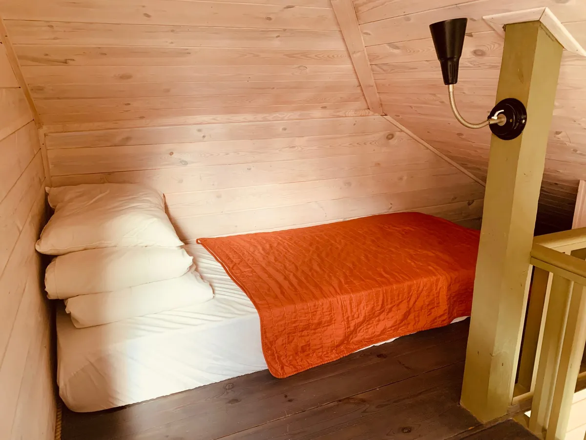 3 apartamentas: miegamoji vieta mansardoje
