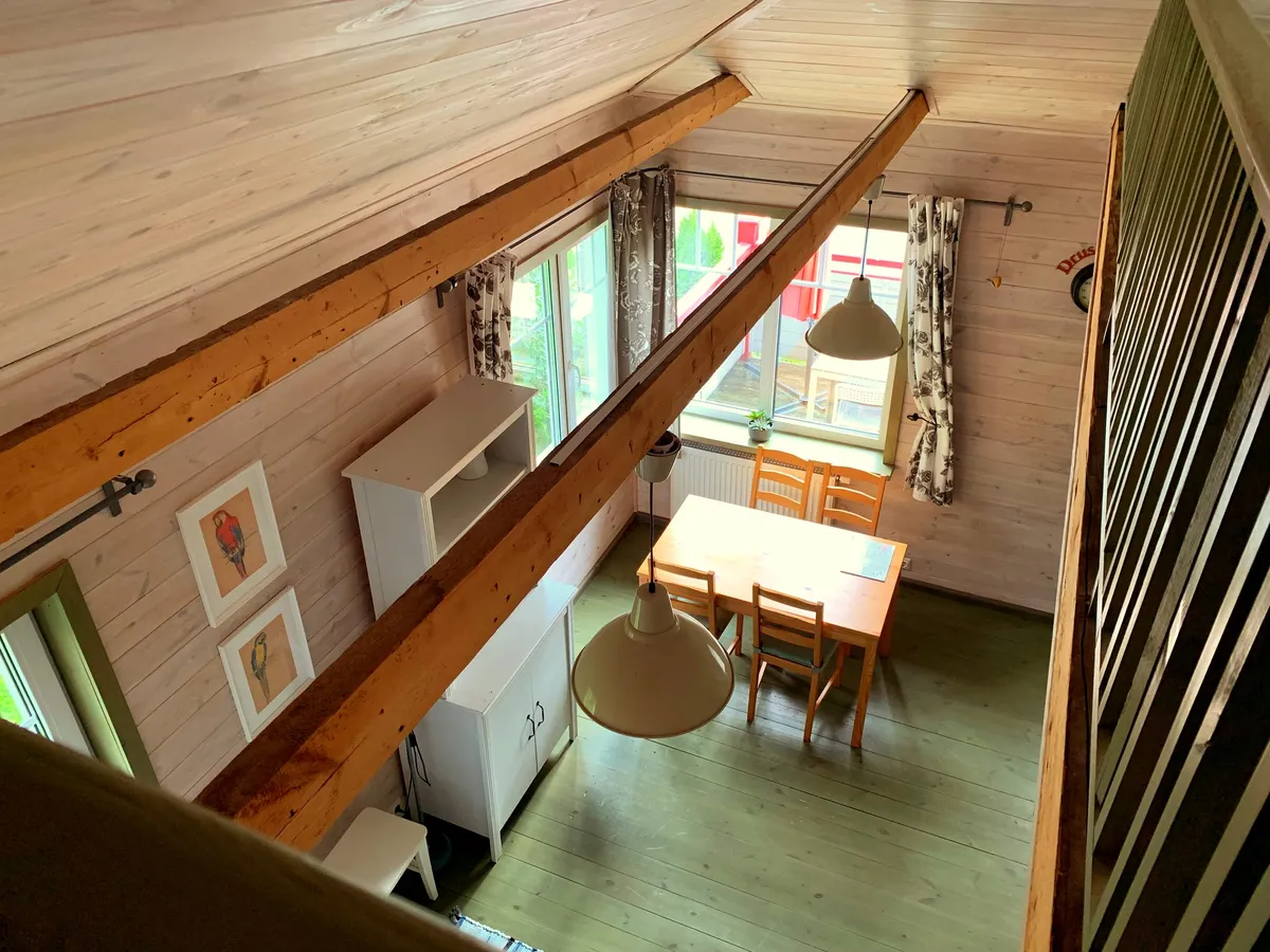 3 apartamentas: vaizdas iš mansardos į svetainę