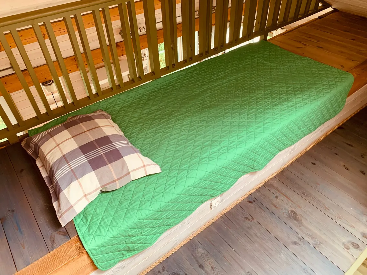 3 apartamentas: miegamoji vieta mansardoje