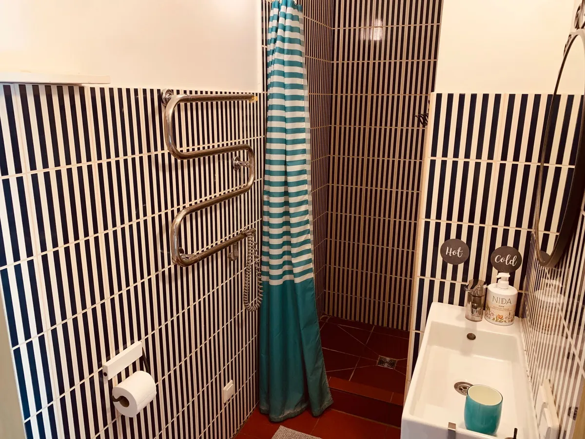 3 apartamentas: dušas