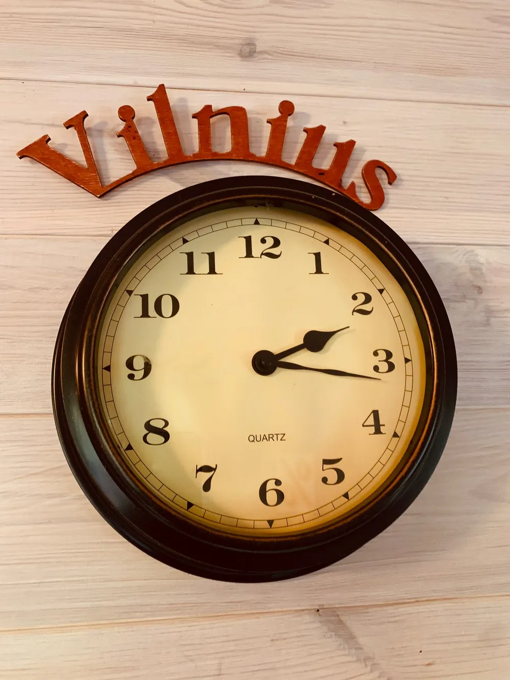 Sieninis laikrodis su užrašu „Vilnius“