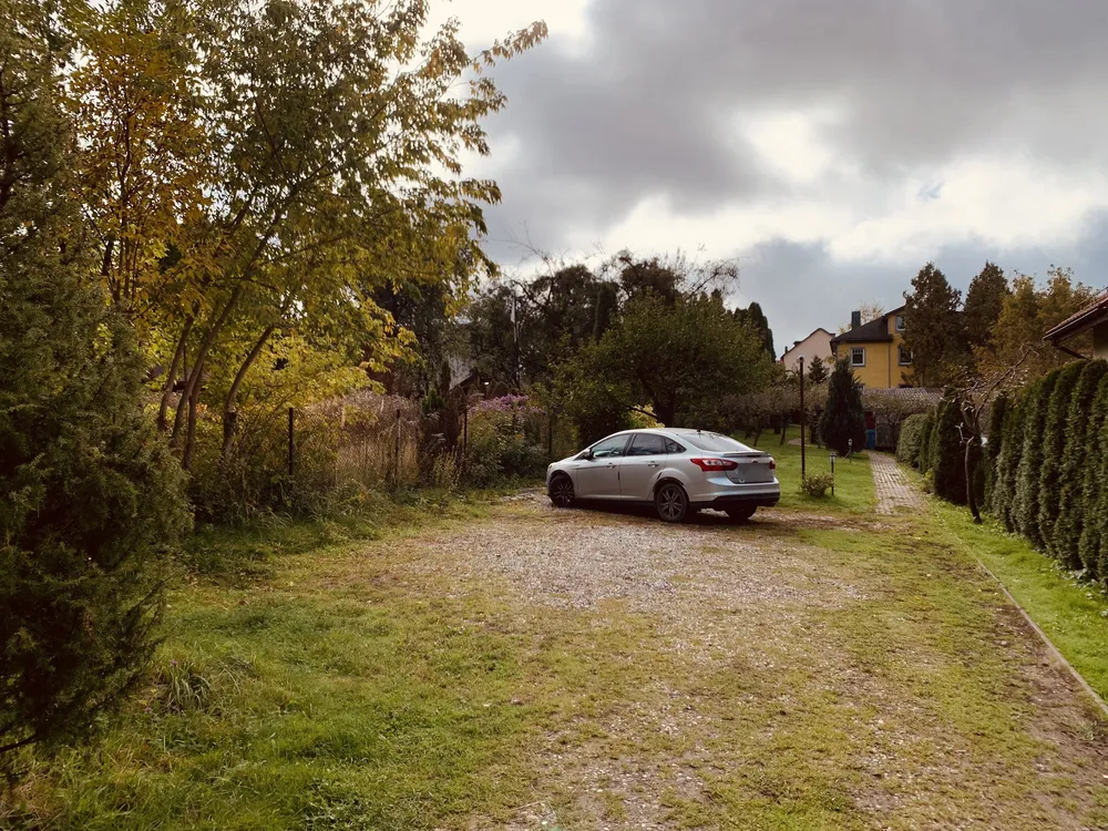 Nemokama žvyruota automobilių stovėjimo aikštelė tarp rudeninių medžių